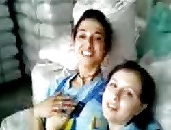 Turkish girls Fabrika kizlari birbirlerini oksuyor